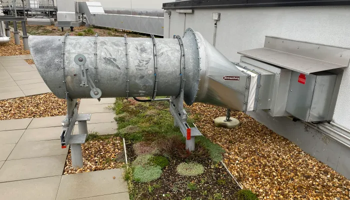 Mechanische Entrauchungsanlage mit Ventilator auf einem Flachdach