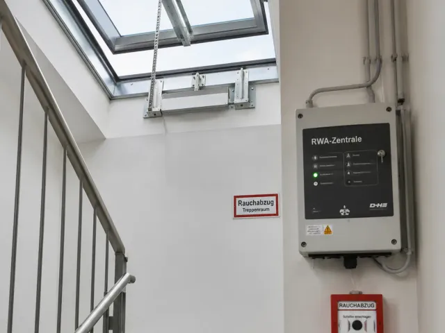 Elektrisch angetriebene RWA-Anlage mit RWA-Zentrale in einem Treppenraum