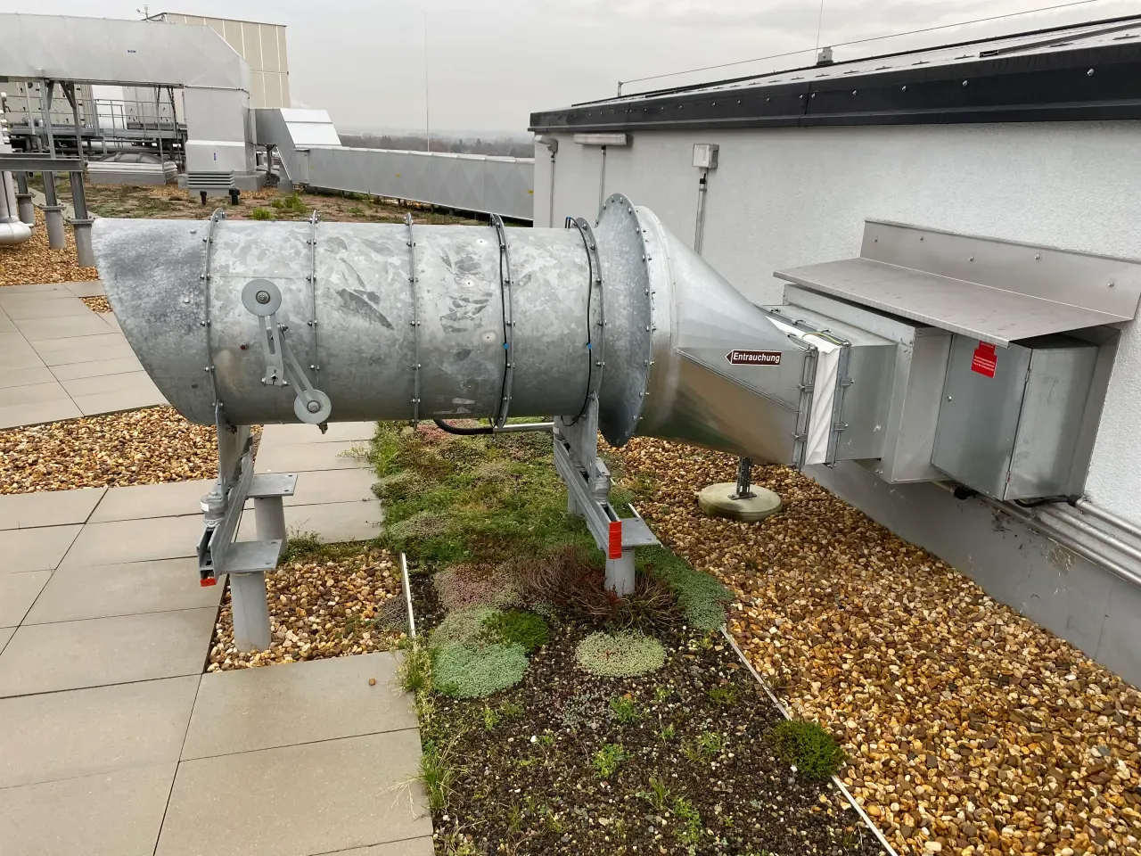Entrauchungsanlage auf einem Flachdach, gewartet von Röther-Interservice