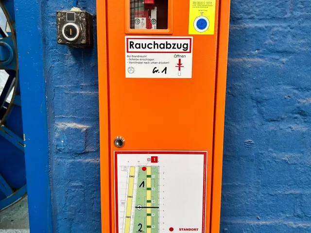 RWA-Handauslöser von Röther-Interservice an einer Gebäudewand