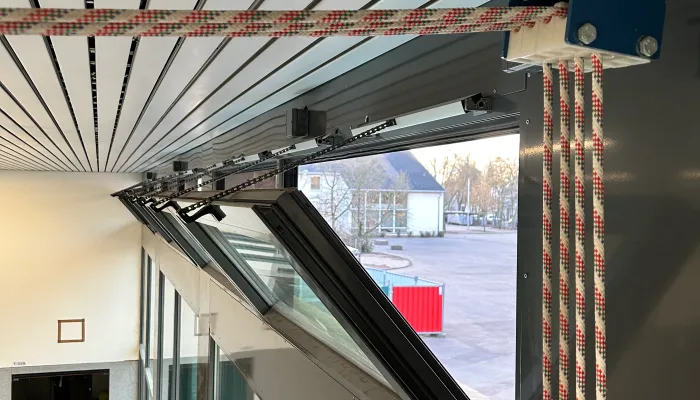 Geöffnete Lichtkuppel mit RWA-Funktion, Innenansicht einer Halle
